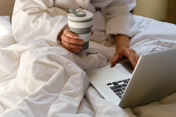 Mujer Con Portátil Taza Café Cama Chica Albornoz Blanco Beber —  Fotos de Stock