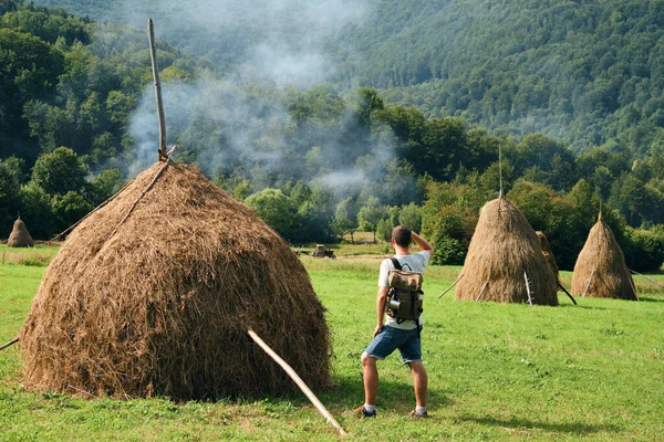 Erkekler vadide manzaranın tadını çıkarırlar. Turist yolunda yürüyüş yapmak. Açık hava macerası. Dağlardaki güzel doğa manzarası. Seyahat ve keşif. Sağlıklı yaşam tarzı, boş zaman aktiviteleri