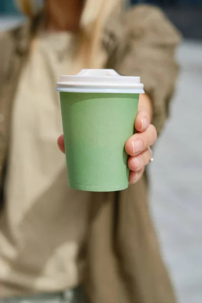 Copo Papel Verde Com Café Mão Mulher Hora Beber Café — Fotografia de Stock