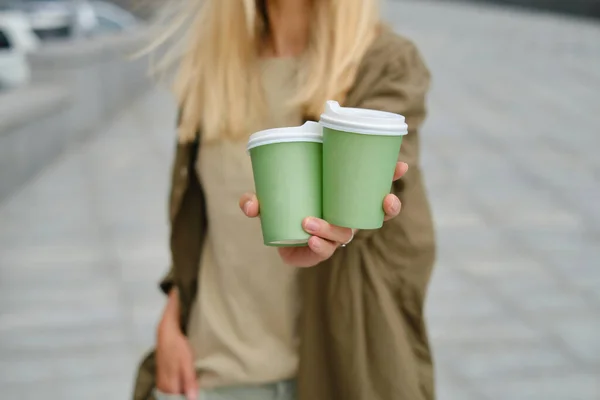Kadının Elinde Kahve Olan Yeşil Kağıt Bardak Şehirde Kahve Içme — Stok fotoğraf