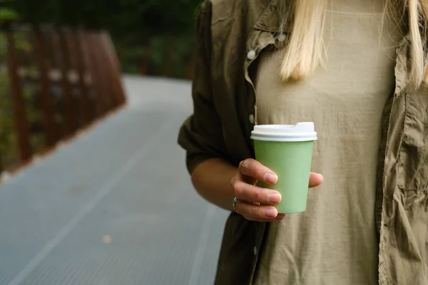 Kadının Elinde Kahve Olan Yeşil Kağıt Bardak Şehirde Kahve Içme — Stok fotoğraf