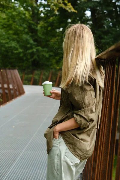 Grüne Papiertasse Mit Kaffee Frauenhand Zeit Für Einen Kaffee Der — Stockfoto