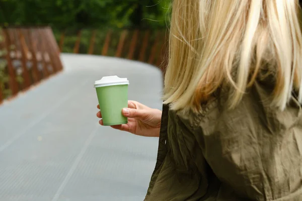 Copo Papel Verde Com Café Mão Mulher Hora Beber Café — Fotografia de Stock