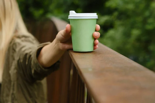 Copo Papel Verde Com Café Mão Mulher Hora Beber Café — Fotografia de Stock