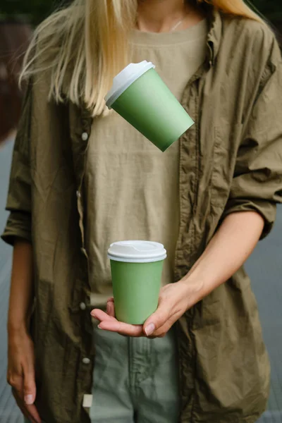 Copo Papel Verde Com Café Mão Mulher Hora Beber Café — Fotografia de Stock