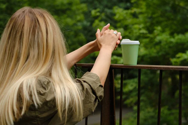 Grüne Papiertasse Mit Kaffee Frauenhand Zeit Für Einen Kaffee Der — Stockfoto