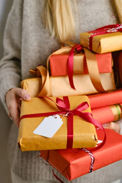 Cadeaux Noël Entre Les Mains Des Femmes Boîte Cadeau Close — Photo