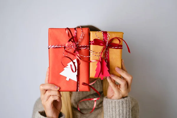 Cadeaux Noël Entre Les Mains Des Femmes Boîte Cadeau Close — Photo