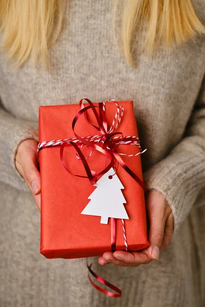 Cadeaux Noël Entre Les Mains Des Femmes Boîte Cadeau Close — Photo