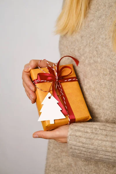 Cadeaux Noël Entre Les Mains Des Femmes Boîte Cadeau Close — Photo