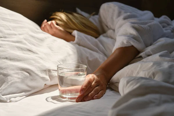 Ett Glas Vatten Bredvid Tjej Som Sover Sängen Trevlig Morgon — Stockfoto