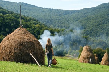 Kız vadide manzaranın tadını çıkarıyor. Dağlardaki güzel doğa manzarası. Turist yolunda yürüyüş yapmak. Açık hava macerası. Seyahat ve keşif. Sağlıklı yaşam tarzı, boş zaman aktiviteleri