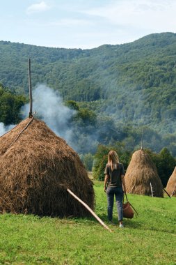 Kız vadide manzaranın tadını çıkarıyor. Dağlardaki güzel doğa manzarası. Turist yolunda yürüyüş yapmak. Açık hava macerası. Seyahat ve keşif. Sağlıklı yaşam tarzı, boş zaman aktiviteleri