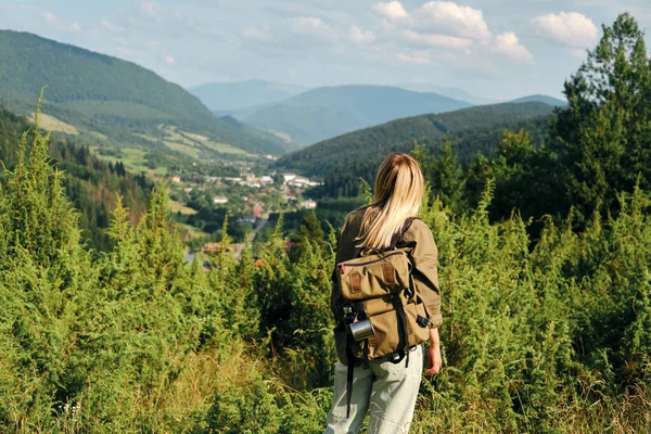 Dívka Vychutnat Scenics Pohled Údolí Krásná Přírodní Krajina Horách Pěší — Stock fotografie