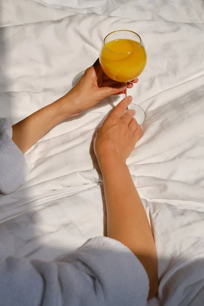 Dívka Sklenicí Pomerančového Džusu Posteli Vitamin Nápoj Před Snídaní Pro — Stock fotografie