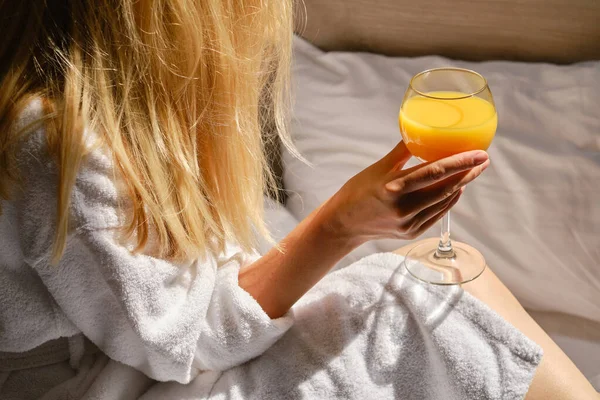 Dziewczyna Szklanką Soku Pomarańczowego Łóżku Witamina Pić Przed Śniadaniem Dla — Zdjęcie stockowe