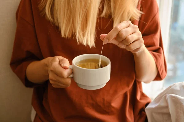Kız Sabahleyin Pencerenin Yanında Çay Içer Ellerinde Bir Fincan Sıcak — Stok fotoğraf