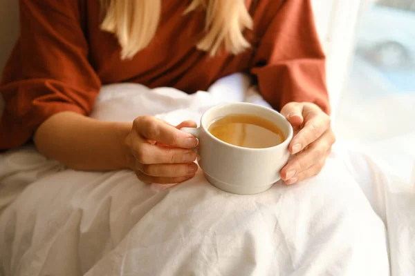 Das Mädchen Trinkt Morgens Tee Fenster Eine Tasse Heißen Tee — Stockfoto