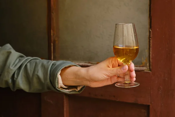 Bella Ragazza Con Bicchiere Vino Sul Balcone Bevi Vino Bianco — Foto Stock