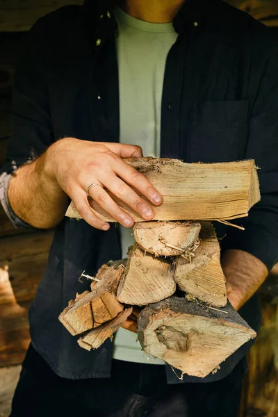 Een Man Houdt Brandhout Hand Voor Een Toekomstig Kampvuur Maak — Stockfoto
