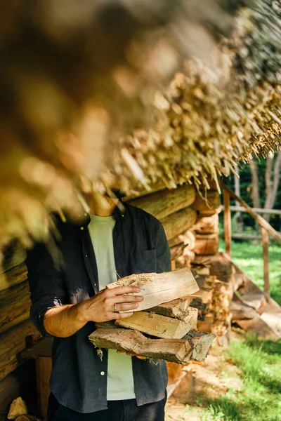 Muž Drží Ruce Palivové Dříví Pro Budoucí Táborák Připravuje Zapálit — Stock fotografie