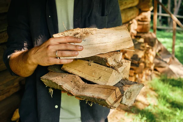 Man Håller Veden För Framtida Brasa Förbereder För Att Tända — Stockfoto