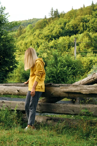 Krásná Dívka Cestovatel Prochází Vesnicí Krásná Přírodní Krajina Venkově Pěší — Stock fotografie