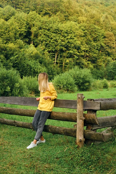 Krásná Dívka Cestovatel Prochází Vesnicí Krásná Přírodní Krajina Venkově Pěší — Stock fotografie