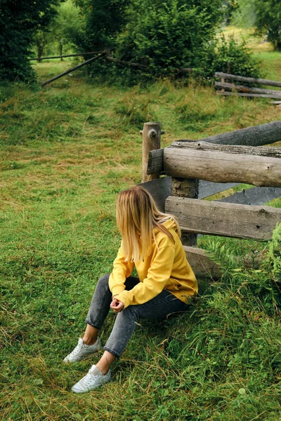 Krásná Dívka Cestovatel Prochází Vesnicí Krásná Přírodní Krajina Venkově Pěší — Stock fotografie