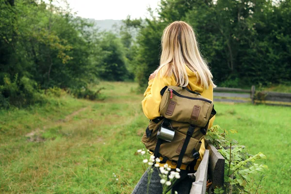 Den Vakre Reisende Jenta Går Gjennom Landsbyen Vakkert Naturlandskap Landet – stockfoto