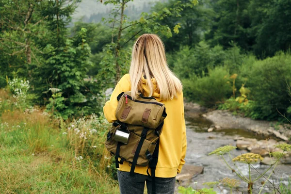 Beautiful Girl Traveler Walks Village Beautiful Nature Landscape Countryside Hiking — Stock Photo, Image