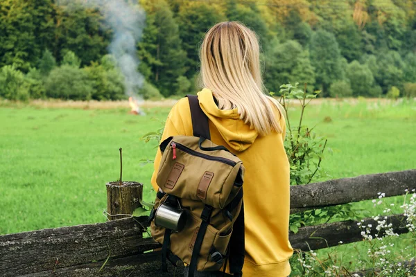 Krásná Dívka Cestovatel Prochází Vesnicí Krásná Přírodní Krajina Venkově Pěší — Stock fotografie