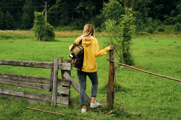 Krásná Dívka Cestovatel Prochází Vesnicí Krásná Přírodní Krajina Venkově Pěší — Stock fotografie