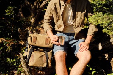 Adam yürüyüşten sonra ormanda durdu. Ormandaki güzel vahşi doğa manzarası. Turist yolunda yürüyüş yapmak. Açık hava macerası. Seyahat ve keşif. Sağlıklı yaşam tarzı, boş zaman aktiviteleri