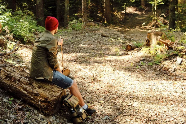 Muž Procházce Zastavil Lese Krásná Divoká Příroda Lese Pěší Túra — Stock fotografie