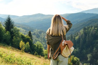Kız vadide manzaranın tadını çıkarıyor. Dağlardaki güzel doğa manzarası. Turist yolunda yürüyüş yapmak. Açık hava macerası. Seyahat ve keşif. Sağlıklı yaşam tarzı, boş zaman aktiviteleri