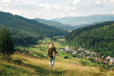 Kız vadide manzaranın tadını çıkarıyor. Dağlardaki güzel doğa manzarası. Turist yolunda yürüyüş yapmak. Açık hava macerası. Seyahat ve keşif. Sağlıklı yaşam tarzı, boş zaman aktiviteleri