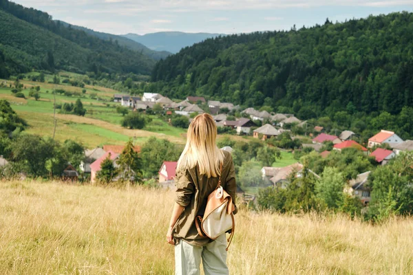 Dívka Vychutnat Scenics Pohled Údolí Krásná Přírodní Krajina Horách Pěší — Stock fotografie