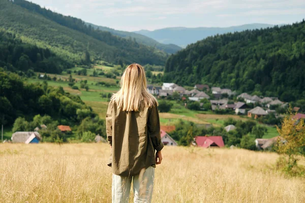 Dívka Vychutnat Scenics Pohled Údolí Krásná Přírodní Krajina Horách Pěší — Stock fotografie