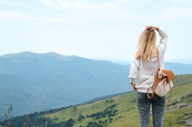 Kız vadide manzaranın tadını çıkarıyor. Dağlardaki güzel doğa manzarası. Turist yolunda yürüyüş yapmak. Açık hava macerası. Seyahat ve keşif. Sağlıklı yaşam tarzı, boş zaman aktiviteleri