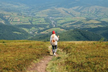 Kız vadide manzaranın tadını çıkarıyor. Dağlardaki güzel doğa manzarası. Turist yolunda yürüyüş yapmak. Açık hava macerası. Seyahat ve keşif. Sağlıklı yaşam tarzı, boş zaman aktiviteleri