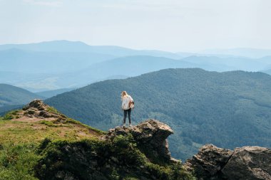 Kız vadide manzaranın tadını çıkarıyor. Dağlardaki güzel doğa manzarası. Turist yolunda yürüyüş yapmak. Açık hava macerası. Seyahat ve keşif. Sağlıklı yaşam tarzı, boş zaman aktiviteleri