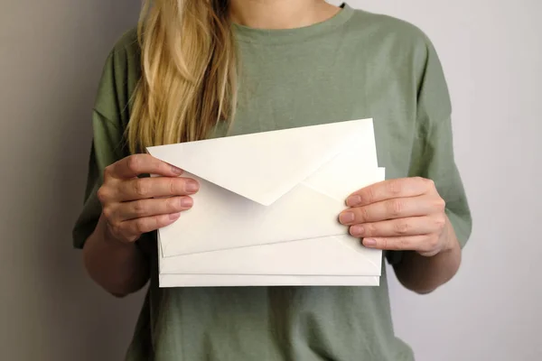 女性は手提げの封筒に入っている 新しいメール メッセージ 郵便局だ 少女は手紙を送ったり受け取ったりしたい 空のスペース 人々のコミュニケーションの概念 エンベロープモックアップクローズアップ — ストック写真
