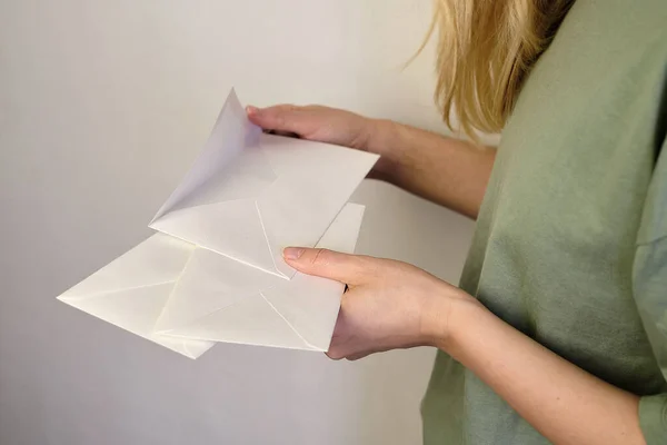 Femme Tient Dans Une Enveloppe Papier Main Nouveau Courrier Message — Photo