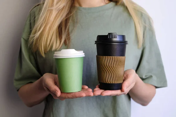 Mulher Segurando Mão Xícara Papel Preto Com Café Chá Está — Fotografia de Stock