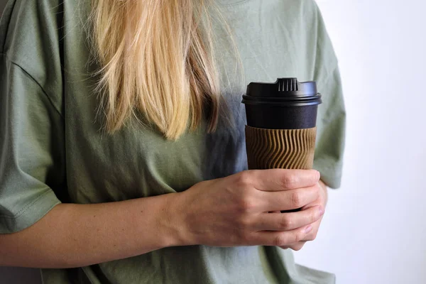 Mulher Segurando Mão Xícara Papel Preto Com Café Chá Está — Fotografia de Stock