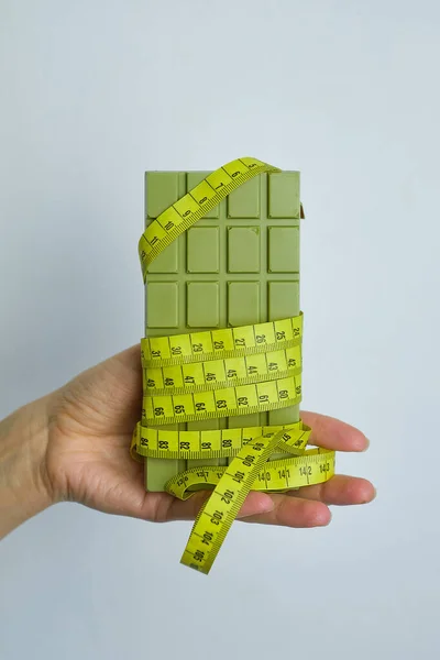Chocolate Com Matcha Envolto Centímetros Para Corpo Nas Mãos Menina — Fotografia de Stock