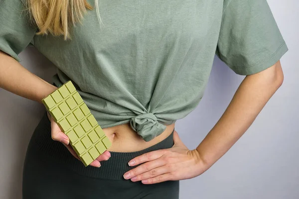 Chocolade Met Matcha Handen Van Een Meisje Groene Reep Chocolade — Stockfoto