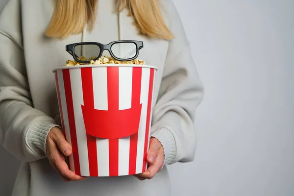 Cubo Papel Palomitas Maíz Gafas Las Manos Una Joven Que — Foto de Stock