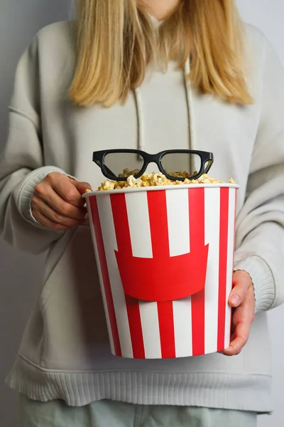페이퍼 버킷과 안경이 소녀가 영화를 준비하고 쇼타임 건강에 스낵을 먹습니다 — 스톡 사진